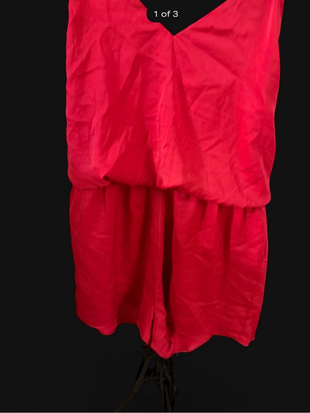 This forever 21 red romper features a flowy